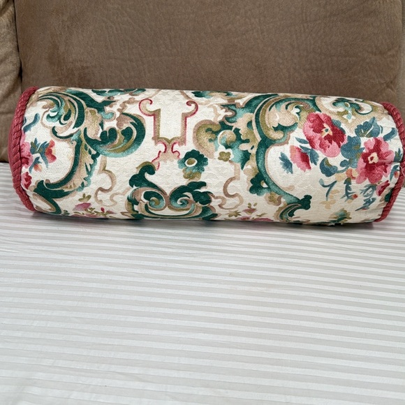 Two decorative floral accents throw pillows - Picture 5 of 11